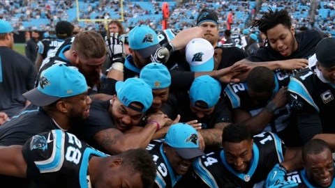 Los Panthers de Cam Newton y su pose de moda después de cada triunfo. Llevan 13 seguidos y el domingo juegan en Nueva York.