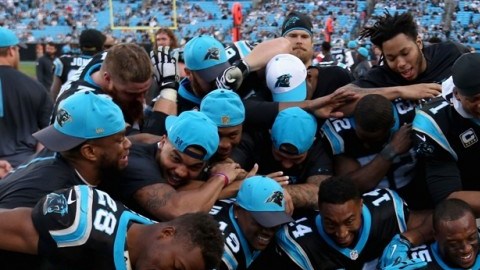 Los Panthers de Cam Newton y su pose de moda después de cada triunfo. Llevan 13 seguidos y el domingo juegan en Nueva York.