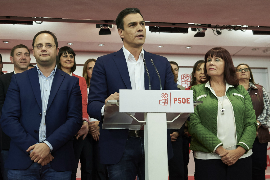 Pedro Sánchez rodeado de compañeros de partido el día de las elecciones generales en España