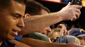 Eric Weddle, uno de los jugadores más emblemáticos de los Chargers, firma autógrafos y se despide de los fans en el partido final del equipo en la temporada.