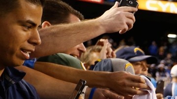 Eric Weddle, uno de los jugadores más emblemáticos de los Chargers, firma autógrafos y se despide de los fans en el partido final del equipo en la temporada.