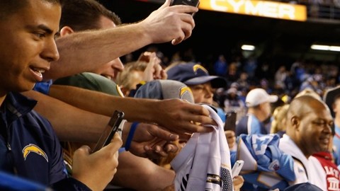 Eric Weddle, uno de los jugadores más emblemáticos de los Chargers, firma autógrafos y se despide de los fans en el partido final del equipo en la temporada.