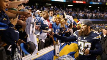 Eric Weddle, uno de los jugadores más emblemáticos de los Chargers, firma autógrafos y se despide de los fans en el partido final del equipo en la temporada.