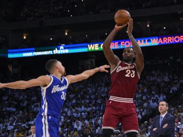 LeBron James y sus 25 puntos no pudieron arrebatar la victoria a los Warriors.