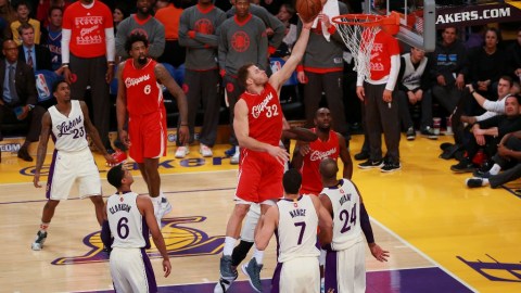 Blake Griffin deja caer una canasta en el juego ante los Lakers.