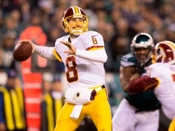 Kirk Cousins lanzó para cuatro pases de anotación.
