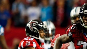 Greg Olsen, ala cerrada de Carolina, retrata el partido del domingo en Atlanta, donde la defensa de los Falcons dominó a los antes invictos Panthers.