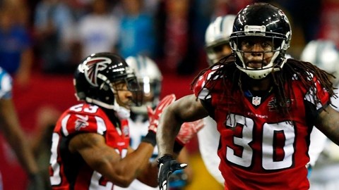 Greg Olsen, ala cerrada de Carolina, retrata el partido del domingo en Atlanta, donde la defensa de los Falcons dominó a los antes invictos Panthers.