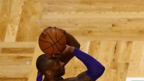 Kobe Bryant tuvo su último partido en la duela sagrada de los Celtics, equipo que le obsequió un pedazo de la misma como tributo a su carrera.