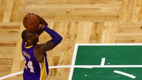 Kobe Bryant tuvo su último partido en la duela sagrada de los Celtics, equipo que le obsequió un pedazo de la misma como tributo a su carrera.