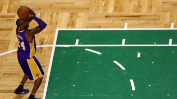 Kobe Bryant tuvo su último partido en la duela sagrada de los Celtics, equipo que le obsequió un pedazo de la misma como tributo a su carrera.