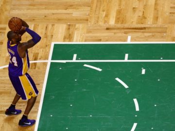 Kobe Bryant tuvo su último partido en la duela sagrada de los Celtics, equipo que le obsequió un pedazo de la misma como tributo a su carrera.