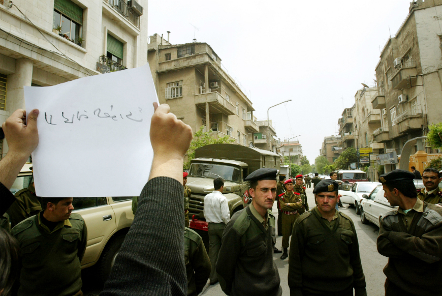 Activistas por los derechos humanos en Siria se manifiestan para exigir la liberación de muchas personas encarceladas sin garantías, por motivos políticos. 