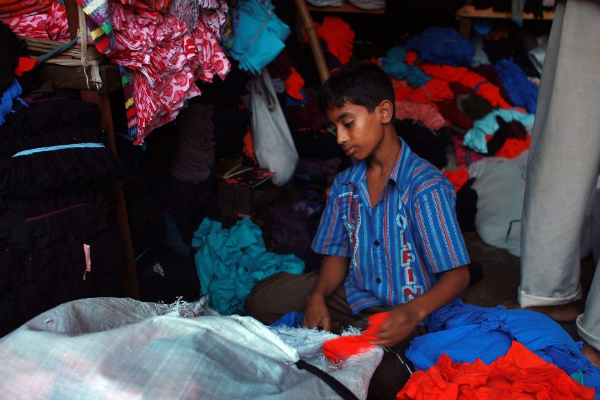 Aunque el trabajo infantil está prohibido en Bangladesh, UNICEF calcula que cerca de 5 millones de niños entre 5 y 15 años son obligados a trabajar.