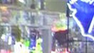 Uno de los empleados heridos es sacado de la tienda en camilla.