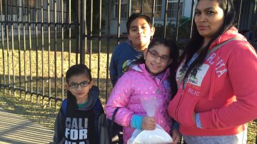 Silvia Hernández, madre de Luis, 10 años, Stephanie, 9,  y Oliver, 4 años, temen por la seguridad de los estudiantes.