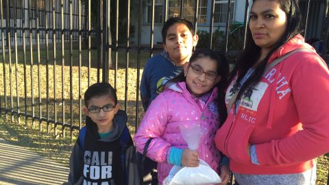 Silvia Hernández, madre de Luis, 10 años, Stephanie, 9, y Oliver, 4 años, temen por la seguridad de los estudiantes.