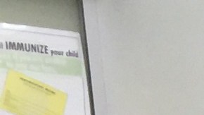 Maribel Ramírez lleva a sus nietos, Kelvin y Christian, al doctor. Ella ni cuando se enferma acude al doctor porque no tiene seguro médico ni dinero, aseguró.