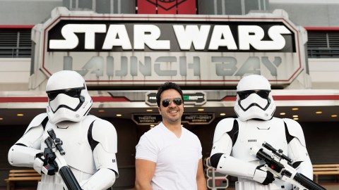 Luis Fonsi se dejó seducir por La Fuerza durante su visita al Disney resort en Orlando.