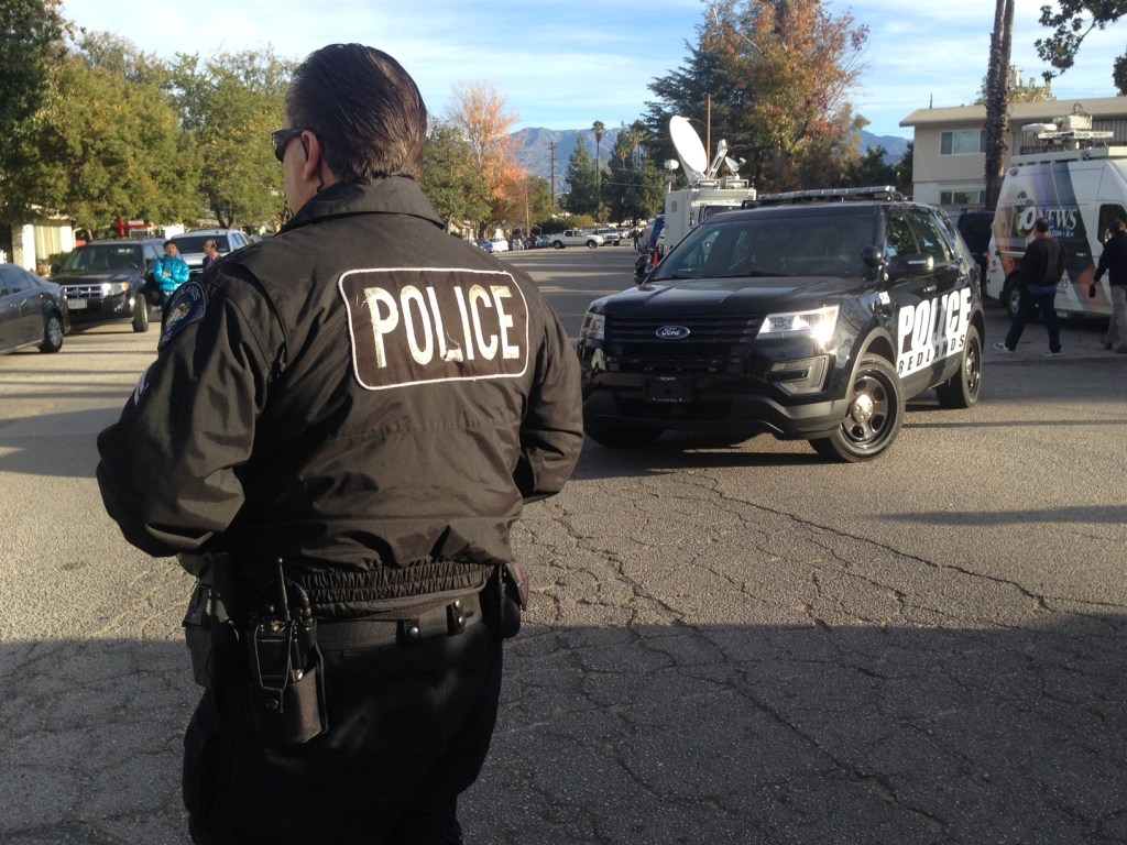 La Policía y el Sheriff de San Bernardino asisten en la investigación del FBI en la residencia de Syed Farook.