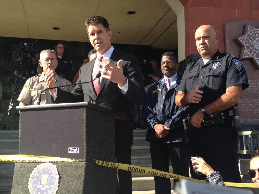 Habla David Bowdich, director asistente del FBI en LA. A su izquierda está el jefe de la Policía de San Bernardino