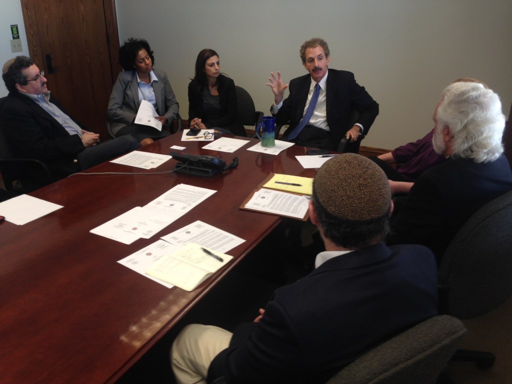 El procurador Mike Feuer en un encuentro con dirigentes religiosos en LA.