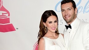 La presentadora de televisión Jacqueline Bracamontes posa con su esposo Martín Fuentes en un evento del Latin Grammy.