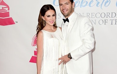 La presentadora de televisión Jacqueline Bracamontes posa con su esposo Martín Fuentes en un evento del Latin Grammy.