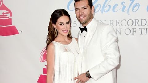 La presentadora de televisión Jacqueline Bracamontes posa con su esposo Martín Fuentes en un evento del Latin Grammy.
