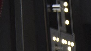 Óscar Isaac (der.) y John Boyega (izq.) en una escena de 'Star Wars. Episode VII. The Force Awakens', que se estrena el jueves por la tarde.