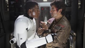 Óscar Isaac (der.) y John Boyega (izq.) en una escena de 'Star Wars. Episode VII. The Force Awakens', que se estrena el jueves por la tarde.