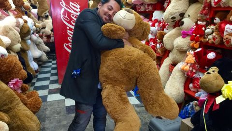 Joshua Montalvo está feliz de haber abierto un negocio de osos de peluche gigantes en el sur de Los Ángeles para comenzar a dar una imagen positiva al área donde vive. (Araceli Martinez/La Opinión).