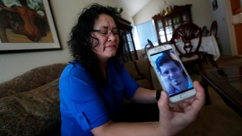Sandra Mendoza, viuda de Juan Espinoza, muestra la imagen de su esposo víctima de la masacre en San Bernardino.