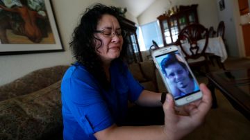 Sandra Mendoza, viuda de Juan Espinoza, muestra la imagen de su esposo víctima de la masacre en San Bernardino.