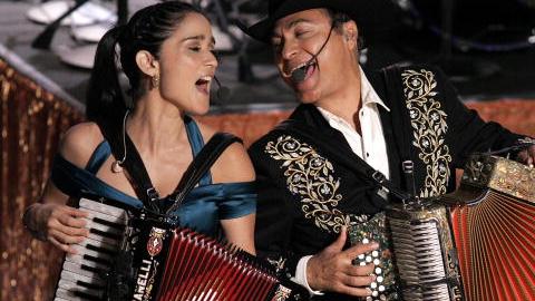 Julieta Venegas y Jorge Hernández de Los Tigres del Norte tienen esperanzas de llevarse otro gramófono a casa el 15 de febrero.