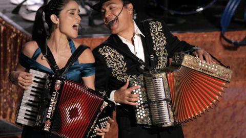 Julieta Venegas y Jorge Hernández de Los Tigres del Norte tienen esperanzas de llevarse otro gramófono a casa el 15 de febrero.