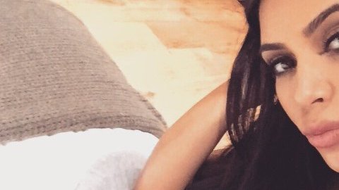 Kim Kardashian publicó esta foto en su cuenta de Twitter, que dice "Esperando" hace unas 24 horas.