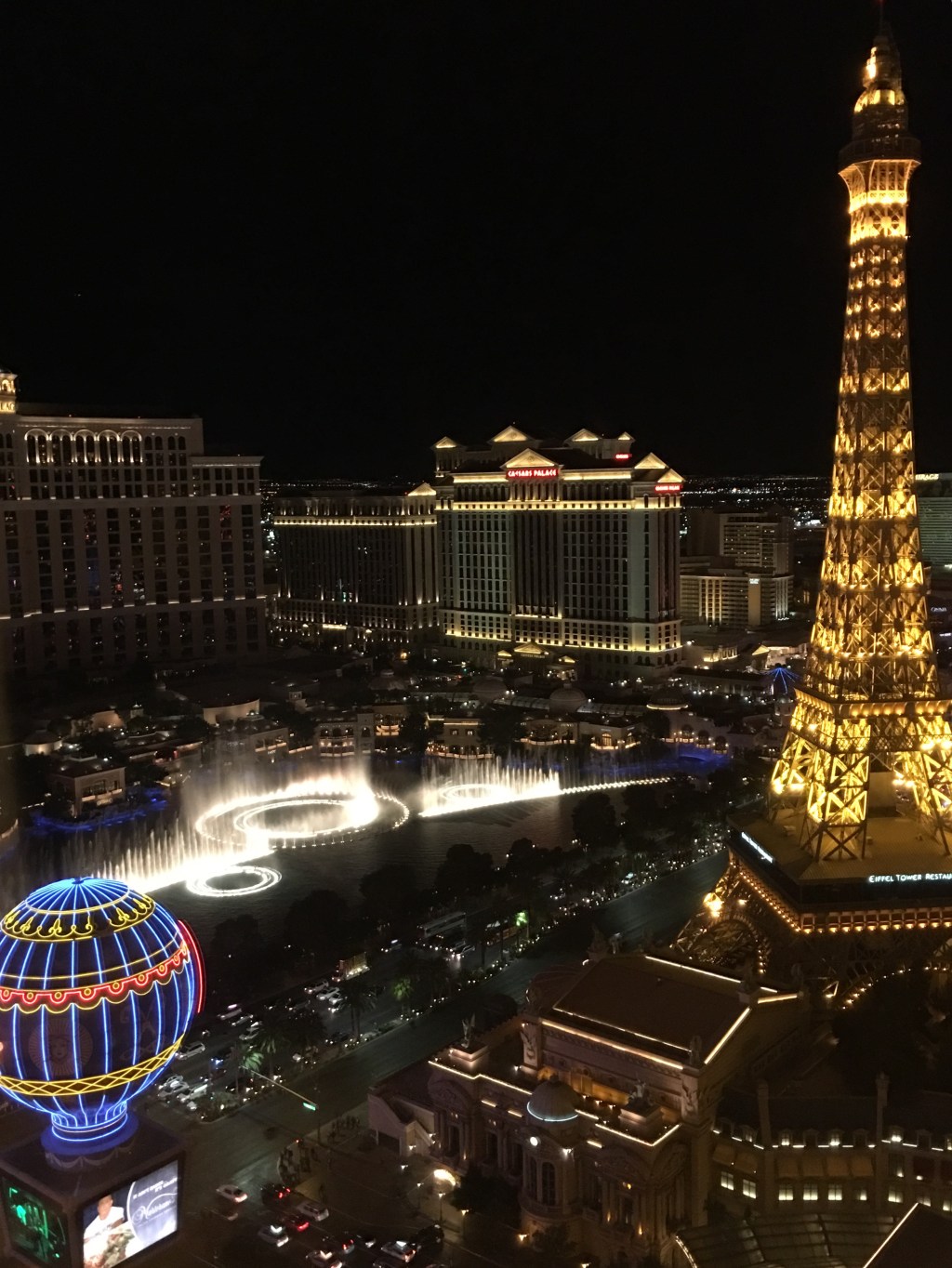 Vista nocturna de The Strip, en Las Vegas, desde una de las suites del Planet Hollywood Resort & Casino.