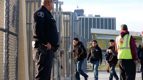 Tras la amenaza del martes, el LAUSD reanudó su jornada académica, pero no sin antes tomar medidas de precaución.
