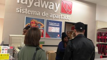 Una pareja paga la deuda de los juguetes "apartados" de otras personas en una tienda K-Mart del Distrito Fairfax. /JORGE MORALES ALMADA