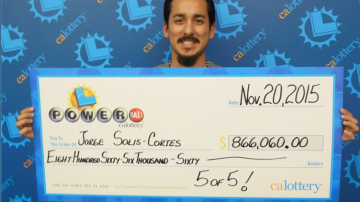 Jorge Solis-Cortes posa con un cheque conmemorativo del premio que obtuvo en la lotería de California. /SUMINISTRADA