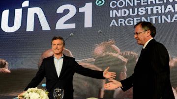 El presidente Mauricio Macri (i), junto a Adrián Kaufmann (d), presidente de la Unión Industrial Argentina