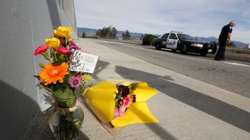 Flores yacen cerca del Inland Regional Center, donde el miércoles fueron asesinadas 14 personas. (Aurelia Ventura/La Opinión)