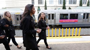 La Reina del Desfile de las Rosas y su corte viajan en la Línea Dorada de Metro en Pasadena.