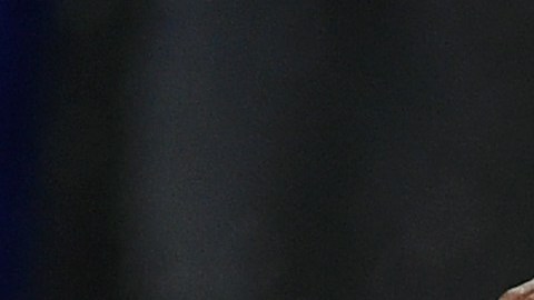 El instante en el que Paulina Vega, Miss Universo 2015 (der.), le quita la corona a Ariadna Gutiérrez, Miss Colombia 2015.