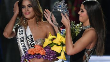 El instante en el que Paulina Vega, Miss Universo 2015 (der.), le quita la corona a Ariadna Gutiérrez, Miss Colombia 2015.
