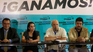 Los diputados electos venezolanos Enrique Márquez (i) y Delsa Solorzano (2i), junto a Jesús Torrealba (2d), secretario ejecutivo de la Mesa de la Unidad Democrática, y Roberto Marrero (d), abogado del líder opositor encarcelado Leopoldo López.
