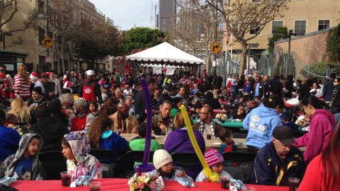 Cientos de personas acudieron a celebrar la Navidad en Skid Row.