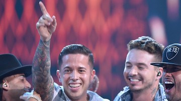 J Balvin y Nicky Jam son grandes amigos arriba y abajo del escenario.