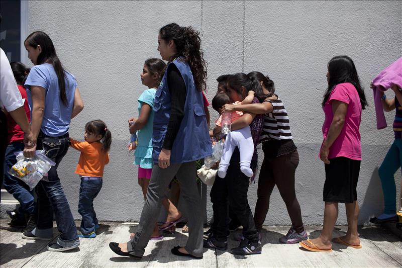 ICE reanuda las deportaciones de familias migrantes.
